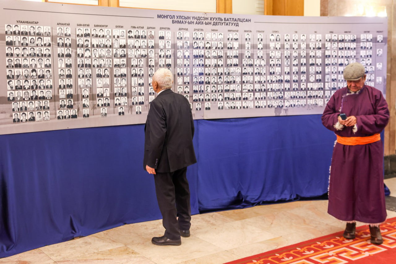 Үндсэн хуулийг хэлэлцэн батлах үеийн архивын түүхэн баримтуудыг эх хувиар нь дэлгэлээ